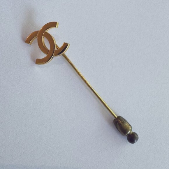 CHANEL CC golden Pin - Picture 1 of 10